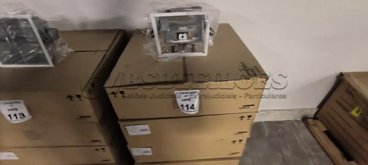 LOTE 114 - 05 CAIXAS COM 04 LUMINÁRIAS COM REATORES ELETRÔNICOS. (NO ESTADO) ATENÇÃO! FAZER A VISITAÇÃO ANTES DE ARREMATAR, NÃO SABEMOS SE FUNCIONA, LEILÃO NÃO TEM GARANTIA E NEM DEVOLUÇÃO, SUJEITO A POSSÍVEIS AVARIAS VISÍVEIS/OCULTAS E/OU AUSÊNCIA DE COMPONENTES.