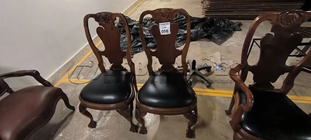 LOTE 056 - 02 CADEIRAS RÉPLICAS EM ESTILO DOM JOSÉ EM MADEIRA MACIÇA COM ASENTO EM COURO NA COR PRETO. (NO ESTADO) ATENÇÃO! FAZER A VISITAÇÃO ANTES DE ARREMATAR, NÃO SABEMOS SE FUNCIONA, LEILÃO NÃO TEM GARANTIA E NEM DEVOLUÇÃO, SUJEITO A POSSÍVEIS AVARIAS VISÍVEIS/OCULTAS E/OU AUSÊNCIA DE COMPONENTES.