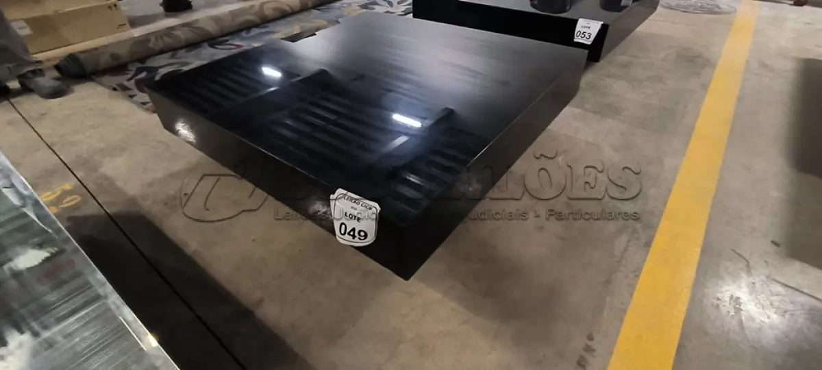LOTE 049 - 01 MESA DE CENTRO QUADRADA ESPELHADA.  (NO ESTADO) ATENÇÃO! FAZER A VISITAÇÃO ANTES DE ARREMATAR, NÃO SABEMOS SE FUNCIONA, LEILÃO NÃO TEM GARANTIA E NEM DEVOLUÇÃO, SUJEITO A POSSÍVEIS AVARIAS VISÍVEIS/OCULTAS E/OU AUSÊNCIA DE COMPONENTES.