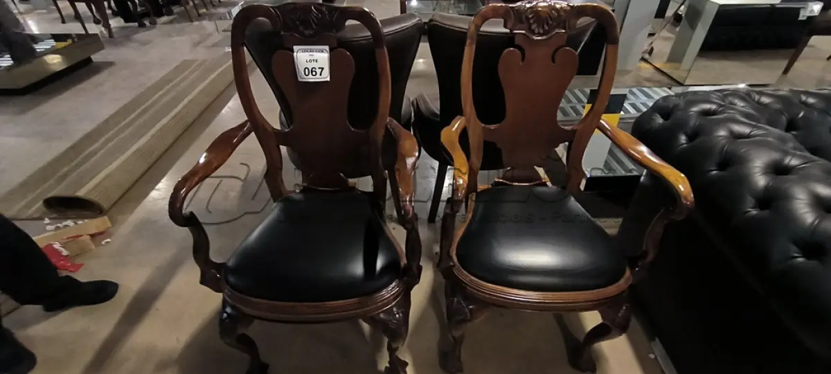 LOTE 067 - 02 CADEIRAS EM MADEIRA ESTILO CLÁSSICO COM ASSENTO EM COURO NA COR PRETO. (NO ESTADO) ATENÇÃO! FAZER A VISITAÇÃO ANTES DE ARREMATAR, NÃO SABEMOS SE FUNCIONA, LEILÃO NÃO TEM GARANTIA E NEM DEVOLUÇÃO, SUJEITO A POSSÍVEIS AVARIAS VISÍVEIS/OCULTAS E/OU AUSÊNCIA DE COMPONENTES.