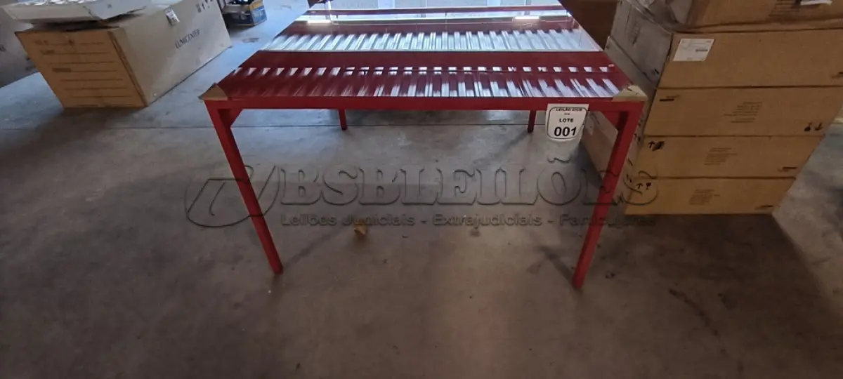 LOTE 001 -  01 MESA QUADRADA COM PINTURA EM VERMELHO COM  PÉS EM FERRO COM TAMPO EM CRISTAL INCOLOR 8MM NA COR VERMELHO. (NO ESTADO) ATENÇÃO! FAZER A VISITAÇÃO ANTES DE ARREMATAR, NÃO SABEMOS SE FUNCIONA, LEILÃO NÃO TEM GARANTIA E NEM DEVOLUÇÃO, SUJEITO A POSSÍVEIS AVARIAS VISÍVEIS/OCULTAS E/OU AUSÊNCIA DE COMPONENTES.