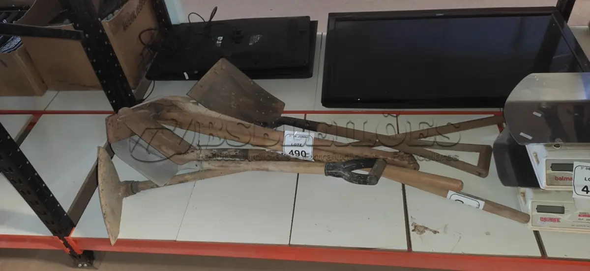 LOTE 490 - 04 PÁS, 02 ENXADAS E 01 PICARETA. (NO ESTADO) ATENÇÃO! FAZER A VISITAÇÃO ANTES DE ARREMATAR, NÃO SABEMOS SE FUNCIONA, LEILÃO NÃO TEM GARANTIA E NEM DEVOLUÇÃO, SUJEITO A POSSÍVEIS AVARIAS VISÍVEIS/OCULTAS E/OU AUSÊNCIA DE COMPONENTES.