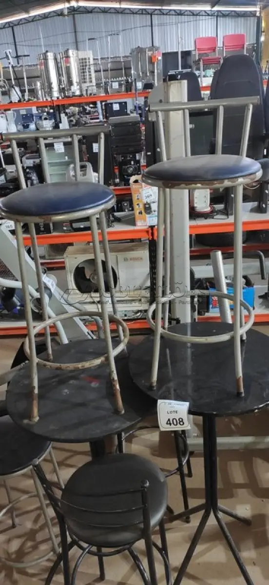LOTE 408 - 02 MESAS REDONDAS ALTAS E 05 BANQUETAS BISTRÔ ALTAS. (NO ESTADO) ATENÇÃO! FAZER A VISITAÇÃO ANTES DE ARREMATAR, NÃO SABEMOS SE FUNCIONA, LEILÃO NÃO TEM GARANTIA E NEM DEVOLUÇÃO, SUJEITO A POSSÍVEIS AVARIAS VISÍVEIS/OCULTAS E/OU AUSÊNCIA DE COMPONENTES.
