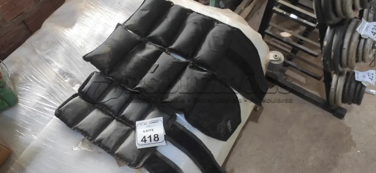 LOTE 418 - 02 PARES DE CANELEIRAS DE PESO. (NO ESTADO) ATENÇÃO! FAZER A VISITAÇÃO ANTES DE ARREMATAR, NÃO SABEMOS SE FUNCIONA, LEILÃO NÃO TEM GARANTIA E NEM DEVOLUÇÃO, SUJEITO A POSSÍVEIS AVARIAS VISÍVEIS/OCULTAS E/OU AUSÊNCIA DE COMPONENTES.