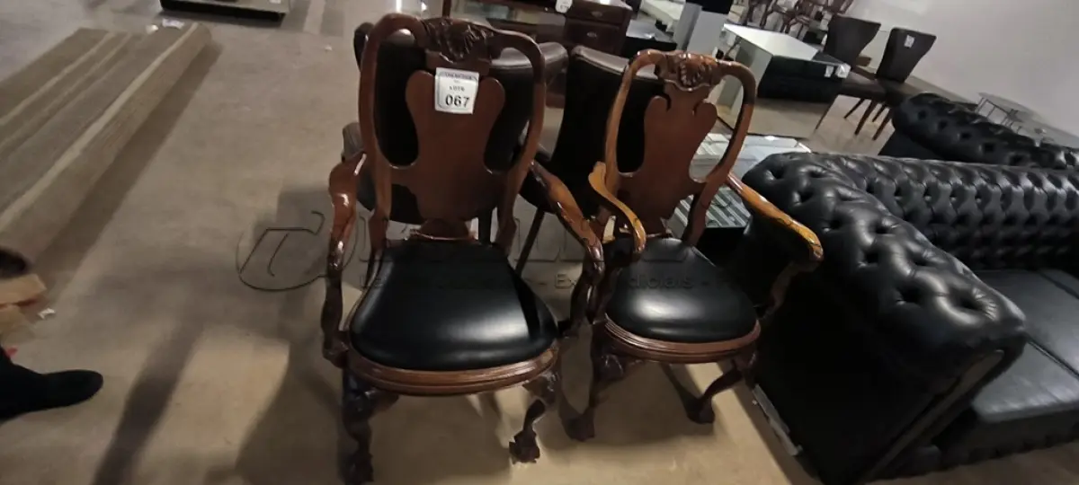 LOTE 067 - 02 CADEIRAS EM MADEIRA ESTILO CLÁSSICO COM ASSENTO EM COURO NA COR PRETO. (NO ESTADO) ATENÇÃO! FAZER A VISITAÇÃO ANTES DE ARREMATAR, NÃO SABEMOS SE FUNCIONA, LEILÃO NÃO TEM GARANTIA E NEM DEVOLUÇÃO, SUJEITO A POSSÍVEIS AVARIAS VISÍVEIS/OCULTAS E/OU AUSÊNCIA DE COMPONENTES.