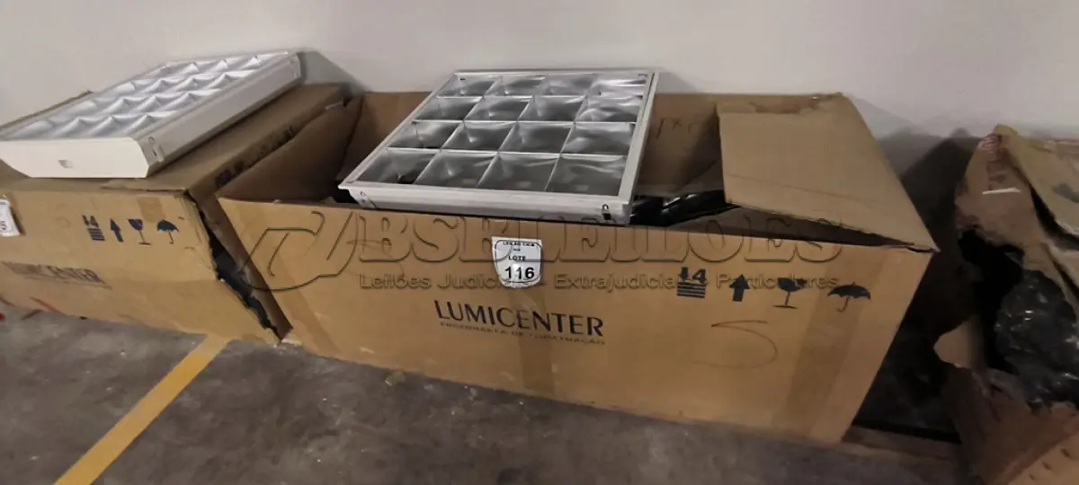 LOTE 116 - 01 CAIXA COM 05 LUMINÁRIAS DE EMBUTIR. (NO ESTADO) ATENÇÃO! FAZER A VISITAÇÃO ANTES DE ARREMATAR, NÃO SABEMOS SE FUNCIONA, LEILÃO NÃO TEM GARANTIA E NEM DEVOLUÇÃO, SUJEITO A POSSÍVEIS AVARIAS VISÍVEIS/OCULTAS E/OU AUSÊNCIA DE COMPONENTES.
