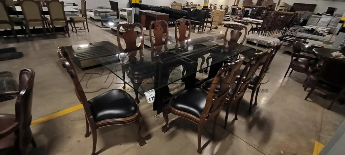 LOTE 029 -  01 MESA DE JANTAR COM PÉS EM MADEIRA, COM TAMPO EM VIDRO COM 08 CADEIRAS REPLICA EM ESTILO DOM JOSÉ EM MADEIRA MACIÇA COM ASSENTO EM COURO NA COR PRETO.(NO ESTADO) ATENÇÃO! FAZER A VISITAÇÃO ANTES DE ARREMATAR, NÃO SABEMOS SE FUNCIONA, LEILÃO NÃO TEM GARANTIA E NEM DEVOLUÇÃO, SUJEITO A POSSÍVEIS AVARIAS VISÍVEIS/OCULTAS E/OU AUSÊNCIA DE COMPONENTES.