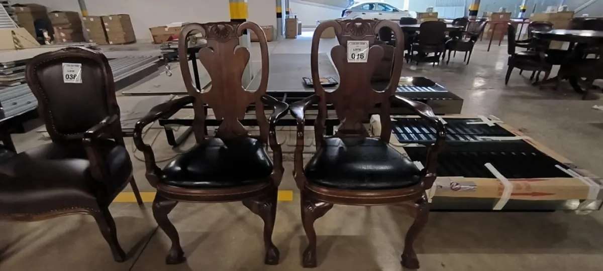 LOTE 036 - 02 CADEIRAS EM MADEIRA ESTILO CLÁSSICO COM ASSENTO EM COURO NA COR PRETO.  (NO ESTADO) ATENÇÃO! FAZER A VISITAÇÃO ANTES DE ARREMATAR, NÃO SABEMOS SE FUNCIONA, LEILÃO NÃO TEM GARANTIA E NEM DEVOLUÇÃO, SUJEITO A POSSÍVEIS AVARIAS VISÍVEIS/OCULTAS E/OU AUSÊNCIA DE COMPONENTES.