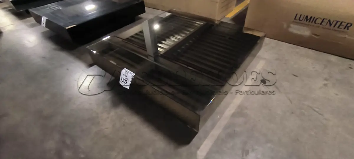 LOTE 150 - 01 MESA DE CENTRO QUADRADA ESPELHADA ESCURA.  (NO ESTADO) ATENÇÃO! FAZER A VISITAÇÃO ANTES DE ARREMATAR, NÃO SABEMOS SE FUNCIONA, LEILÃO NÃO TEM GARANTIA E NEM DEVOLUÇÃO, SUJEITO A POSSÍVEIS AVARIAS VISÍVEIS/OCULTAS E/OU AUSÊNCIA DE COMPONENTES.