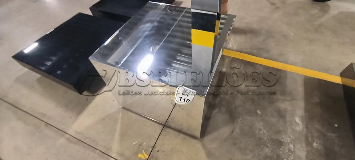 LOTE 110 - 01 MESA DE CENTRO EM DESIGNER CÚBICO ESPELHADA. (NO ESTADO) ATENÇÃO! FAZER A VISITAÇÃO ANTES DE ARREMATAR, NÃO SABEMOS SE FUNCIONA, LEILÃO NÃO TEM GARANTIA E NEM DEVOLUÇÃO, SUJEITO A POSSÍVEIS AVARIAS VISÍVEIS/OCULTAS E/OU AUSÊNCIA DE COMPONENTES.