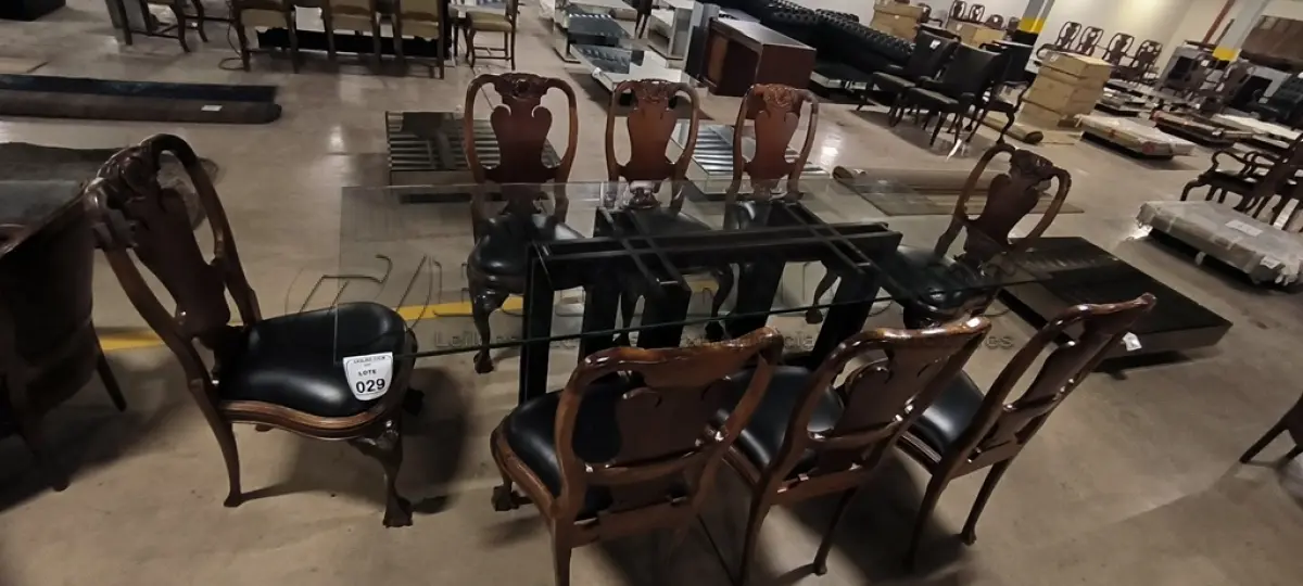 LOTE 029 -  01 MESA DE JANTAR COM PÉS EM MADEIRA, COM TAMPO EM VIDRO COM 08 CADEIRAS REPLICA EM ESTILO DOM JOSÉ EM MADEIRA MACIÇA COM ASSENTO EM COURO NA COR PRETO.(NO ESTADO) ATENÇÃO! FAZER A VISITAÇÃO ANTES DE ARREMATAR, NÃO SABEMOS SE FUNCIONA, LEILÃO NÃO TEM GARANTIA E NEM DEVOLUÇÃO, SUJEITO A POSSÍVEIS AVARIAS VISÍVEIS/OCULTAS E/OU AUSÊNCIA DE COMPONENTES.