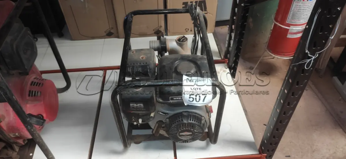 LOTE 507 - 01 MOTO BOMBA A GASOLINA MODELO 073052 MARCA BRIGGS STRATTON. (NO ESTADO) ATENÇÃO! FAZER A VISITAÇÃO ANTES DE ARREMATAR, NÃO SABEMOS SE FUNCIONA, LEILÃO NÃO TEM GARANTIA E NEM DEVOLUÇÃO, SUJEITO A POSSÍVEIS AVARIAS VISÍVEIS/OCULTAS E/OU AUSÊNCIA DE COMPONENTES.