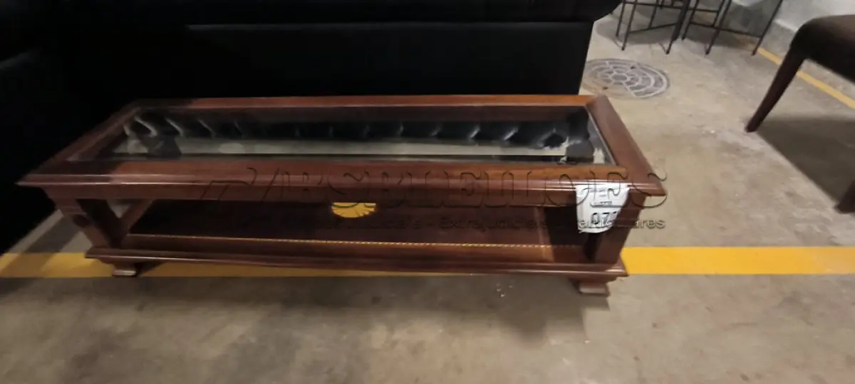 LOTE 070 - 01 MESA DE CETRO RETANGULAR EM MADEIRA COM TAMPO EM VIDRO E DETALHES DECORATIVOS. (NO ESTADO) ATENÇÃO! FAZER A VISITAÇÃO ANTES DE ARREMATAR, NÃO SABEMOS SE FUNCIONA, LEILÃO NÃO TEM GARANTIA E NEM DEVOLUÇÃO, SUJEITO A POSSÍVEIS AVARIAS VISÍVEIS/OCULTAS E/OU AUSÊNCIA DE COMPONENTES.