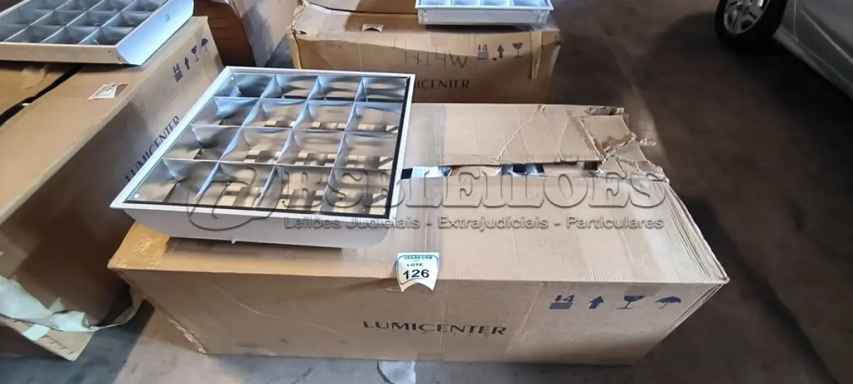 LOTE 126 - 08 LUMINÁRIAS DE EMBUTIR PARA LÂMPADAS COM REATORES. (NO ESTADO) ATENÇÃO! FAZER A VISITAÇÃO ANTES DE ARREMATAR, NÃO SABEMOS SE FUNCIONA, LEILÃO NÃO TEM GARANTIA E NEM DEVOLUÇÃO, SUJEITO A POSSÍVEIS AVARIAS VISÍVEIS/OCULTAS E/OU AUSÊNCIA DE COMPONENTES.
