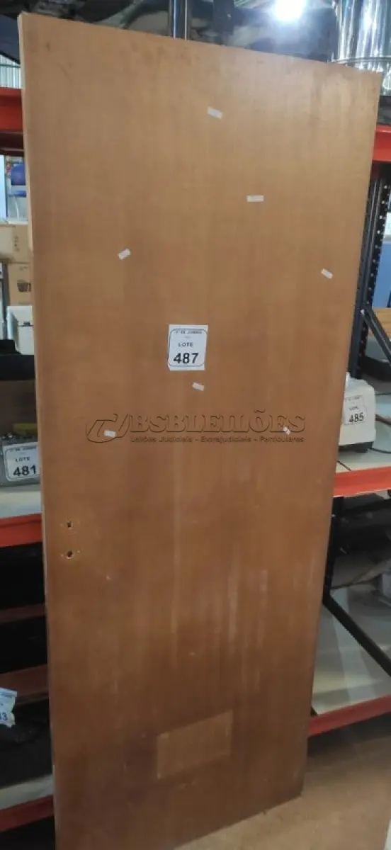 LOTE 487 - 01 PORTA EM MADEIRA 2,10X0,80. (NO ESTADO) ATENÇÃO! FAZER A VISITAÇÃO ANTES DE ARREMATAR, NÃO SABEMOS SE FUNCIONA, LEILÃO NÃO TEM GARANTIA E NEM DEVOLUÇÃO, SUJEITO A POSSÍVEIS AVARIAS VISÍVEIS/OCULTAS E/OU AUSÊNCIA DE COMPONENTES.