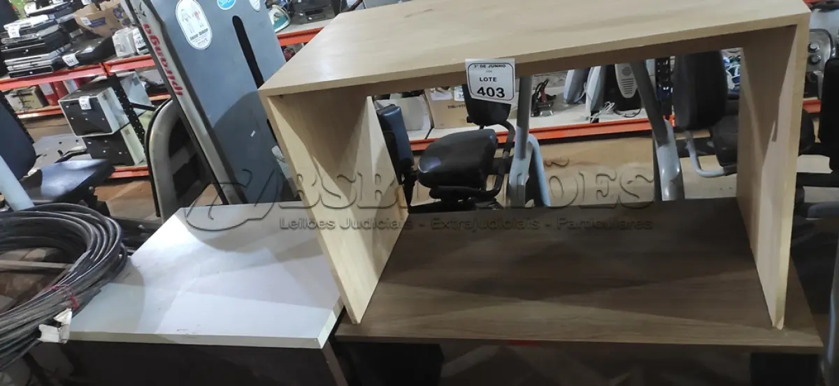 LOTE 403 - 03 MESAS EM MADEIRA DE MODELOS DIVERSOS. (NO ESTADO) ATENÇÃO! FAZER A VISITAÇÃO ANTES DE ARREMATAR, NÃO SABEMOS SE FUNCIONA, LEILÃO NÃO TEM GARANTIA E NEM DEVOLUÇÃO, SUJEITO A POSSÍVEIS AVARIAS VISÍVEIS/OCULTAS E/OU AUSÊNCIA DE COMPONENTES.