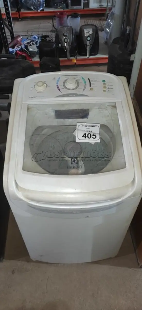 LOTE 405 - 01 MÁQUINA DE LAVAR ROUPAS ELECTROLUX 10 KG 220 VOLTS. (NO ESTADO) ATENÇÃO! FAZER A VISITAÇÃO ANTES DE ARREMATAR, NÃO SABEMOS SE FUNCIONA, LEILÃO NÃO TEM GARANTIA E NEM DEVOLUÇÃO, SUJEITO A POSSÍVEIS AVARIAS VISÍVEIS/OCULTAS E/OU AUSÊNCIA DE COMPONENTES.