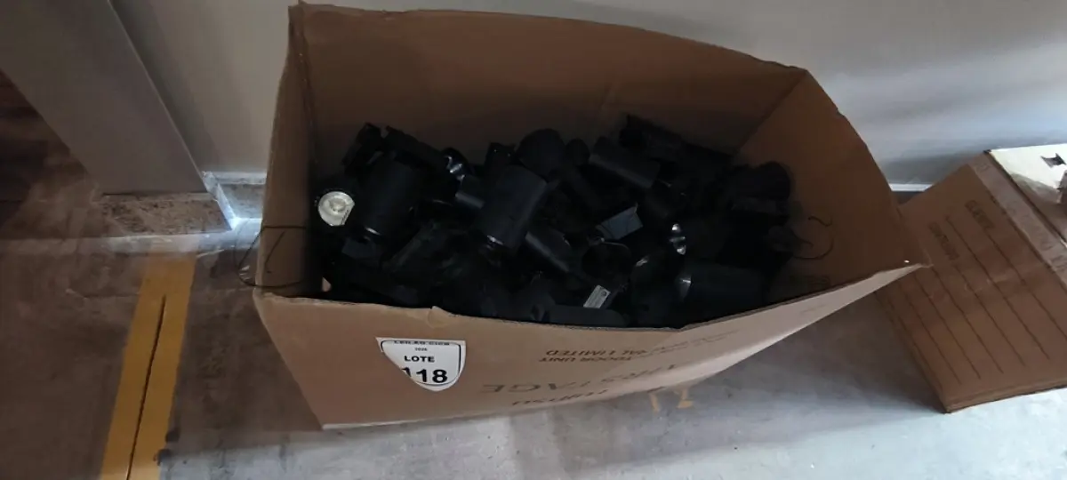 LOTE 118 - 01 LOTE COM SPOT EM LED PARA TRILHO ELETRIFICADO. (NO ESTADO) ATENÇÃO! FAZER A VISITAÇÃO ANTES DE ARREMATAR, NÃO SABEMOS SE FUNCIONA, LEILÃO NÃO TEM GARANTIA E NEM DEVOLUÇÃO, SUJEITO A POSSÍVEIS AVARIAS VISÍVEIS/OCULTAS E/OU AUSÊNCIA DE COMPONENTES.