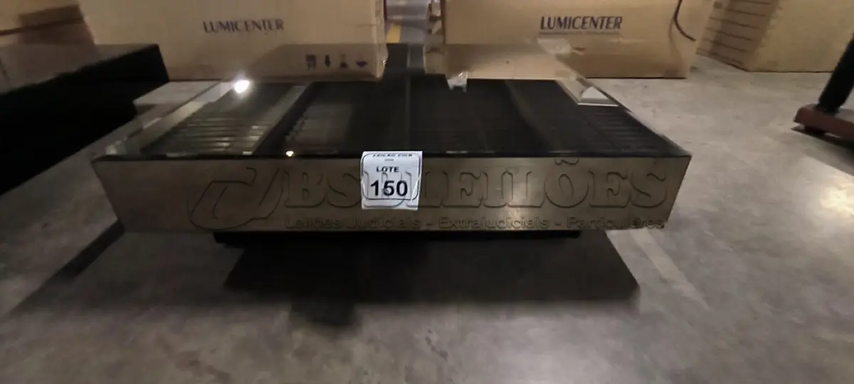 LOTE 150 - 01 MESA DE CENTRO QUADRADA ESPELHADA ESCURA.  (NO ESTADO) ATENÇÃO! FAZER A VISITAÇÃO ANTES DE ARREMATAR, NÃO SABEMOS SE FUNCIONA, LEILÃO NÃO TEM GARANTIA E NEM DEVOLUÇÃO, SUJEITO A POSSÍVEIS AVARIAS VISÍVEIS/OCULTAS E/OU AUSÊNCIA DE COMPONENTES.