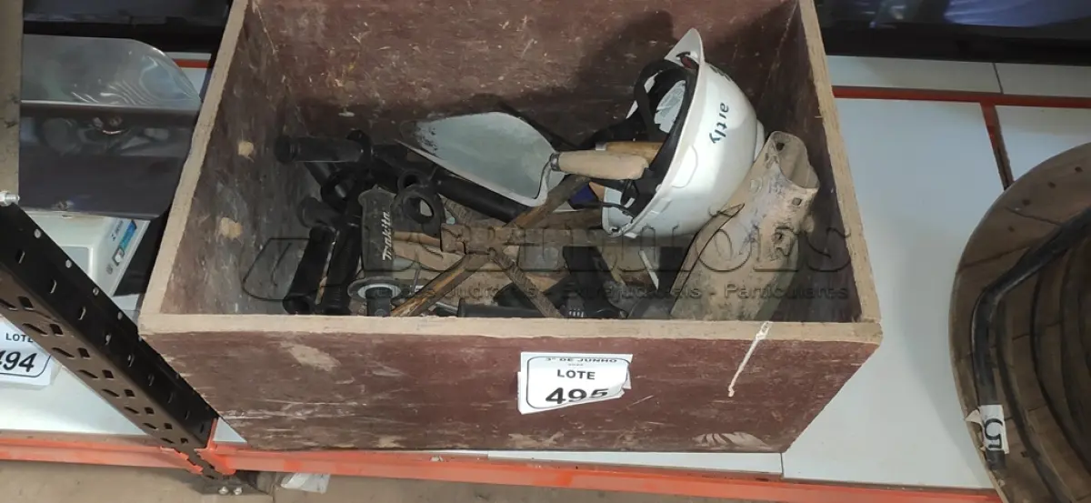 LOTE 495 - 01 CAIXA DE MADEIRA COM FERRAMENTAS DIVERSAS. (NO ESTADO) ATENÇÃO! FAZER A VISITAÇÃO ANTES DE ARREMATAR, NÃO SABEMOS SE FUNCIONA, LEILÃO NÃO TEM GARANTIA E NEM DEVOLUÇÃO, SUJEITO A POSSÍVEIS AVARIAS VISÍVEIS/OCULTAS E/OU AUSÊNCIA DE COMPONENTES.
