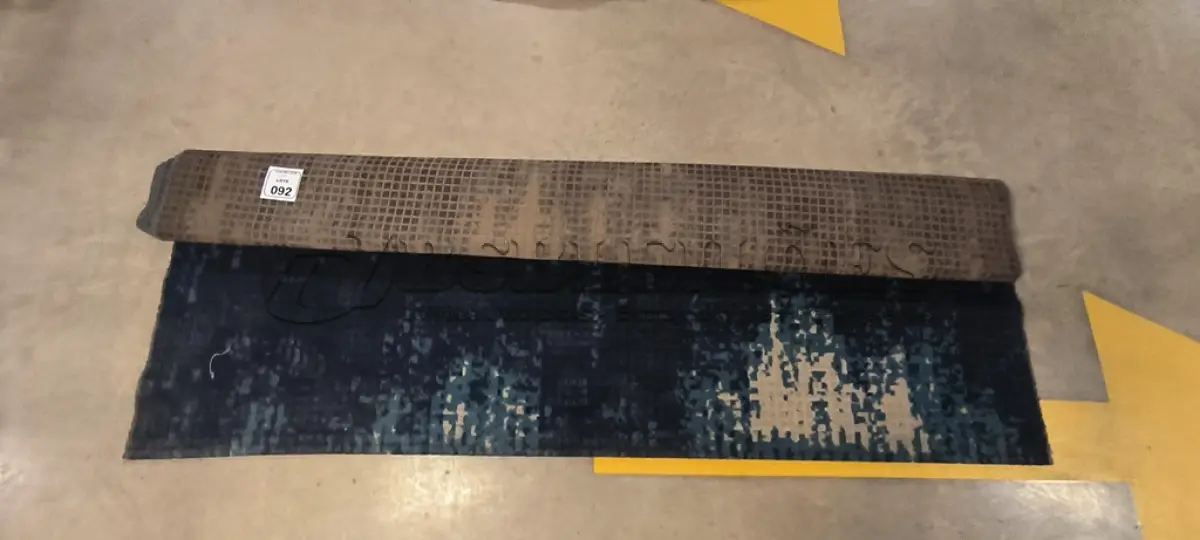 LOTE 092 - 01 TAPETE PADRÃO ABSTRATO EM TONS DE AZUL E BEGE. (NO ESTADO) ATENÇÃO! FAZER A VISITAÇÃO ANTES DE ARREMATAR, NÃO SABEMOS SE FUNCIONA, LEILÃO NÃO TEM GARANTIA E NEM DEVOLUÇÃO, SUJEITO A POSSÍVEIS AVARIAS VISÍVEIS/OCULTAS E/OU AUSÊNCIA DE COMPONENTES.
