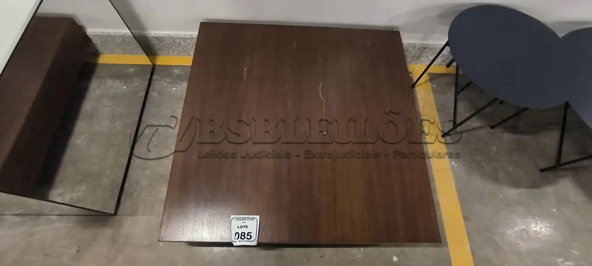 LOTE 085 - 01 MESA DE CENTRO RETANGULAR EM MADEIRA.  (NO ESTADO) ATENÇÃO! FAZER A VISITAÇÃO ANTES DE ARREMATAR, NÃO SABEMOS SE FUNCIONA, LEILÃO NÃO TEM GARANTIA E NEM DEVOLUÇÃO, SUJEITO A POSSÍVEIS AVARIAS VISÍVEIS/OCULTAS E/OU AUSÊNCIA DE COMPONENTES.
