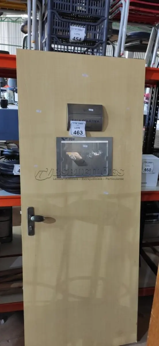 LOTE 463 - 01 PORTA EM MADEIRA 2,05X0,83. (NO ESTADO) ATENÇÃO! FAZER A VISITAÇÃO ANTES DE ARREMATAR, NÃO SABEMOS SE FUNCIONA, LEILÃO NÃO TEM GARANTIA E NEM DEVOLUÇÃO, SUJEITO A POSSÍVEIS AVARIAS VISÍVEIS/OCULTAS E/OU AUSÊNCIA DE COMPONENTES.
