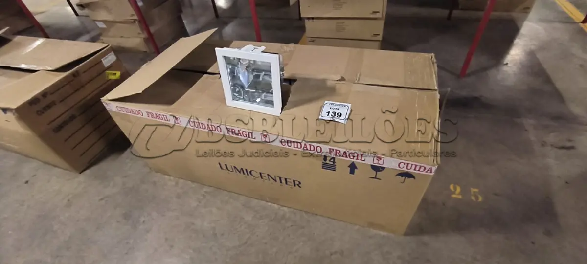 LOTE 139 - 20 LUMINÁRIAS SPOT DE EMBUTIR QUADRADO. (NO ESTADO) ATENÇÃO! FAZER A VISITAÇÃO ANTES DE ARREMATAR, NÃO SABEMOS SE FUNCIONA, LEILÃO NÃO TEM GARANTIA E NEM DEVOLUÇÃO, SUJEITO A POSSÍVEIS AVARIAS VISÍVEIS/OCULTAS E/OU AUSÊNCIA DE COMPONENTES.