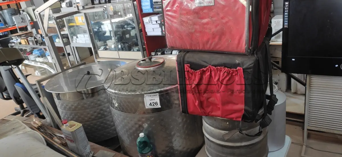 LOTE 426 - 01 SISTEMA DE BRASSAGEM MODELO SPEIDEL BRAUMEISTER, 01 TANQUE DE FERMENTAÇÃO E ARMAZENAGEM DE 525L MARCA SPEIDEL, 01 BARRIL DE CHOPP DE 50L MARCA AMBEV, 03 LEITEIRAS E 02 BAGS PARA ENTREGADORES. (NO ESTADO) ATENÇÃO! FAZER A VISITAÇÃO ANTES DE ARREMATAR, NÃO SABEMOS SE FUNCIONA, LEILÃO NÃO TEM GARANTIA E NEM DEVOLUÇÃO, SUJEITO A POSSÍVEIS AVARIAS VISÍVEIS/OCULTAS E/OU AUSÊNCIA DE COMPONENTES.