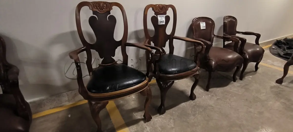 LOTE 062 - 02 CADEIRAS EM MADEIRA ESTILO LUIS XV, COM ASSENTOS EM COURO NA COR MARROM E DETALHE DE TACHAS NA BORDA DO ENCOSTO. (NO ESTADO) ATENÇÃO! FAZER A VISITAÇÃO ANTES DE ARREMATAR, NÃO SABEMOS SE FUNCIONA, LEILÃO NÃO TEM GARANTIA E NEM DEVOLUÇÃO, SUJEITO A POSSÍVEIS AVARIAS VISÍVEIS/OCULTAS E/OU AUSÊNCIA DE COMPONENTES.