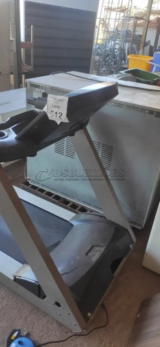 LOTE 512 - 01 ESTEIRA ERGOMÉTRICA. (NO ESTADO) ATENÇÃO! FAZER A VISITAÇÃO ANTES DE ARREMATAR, NÃO SABEMOS SE FUNCIONA, LEILÃO NÃO TEM GARANTIA E NEM DEVOLUÇÃO, SUJEITO A POSSÍVEIS AVARIAS VISÍVEIS/OCULTAS E/OU AUSÊNCIA DE COMPONENTES.