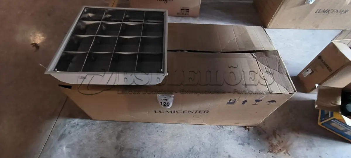 LOTE 120 - 05 LUMINÁRIAS DE EMBUTIR PARA LÂMPADAS COM REATORES. (NO ESTADO) ATENÇÃO! FAZER A VISITAÇÃO ANTES DE ARREMATAR, NÃO SABEMOS SE FUNCIONA, LEILÃO NÃO TEM GARANTIA E NEM DEVOLUÇÃO, SUJEITO A POSSÍVEIS AVARIAS VISÍVEIS/OCULTAS E/OU AUSÊNCIA DE COMPONENTES.