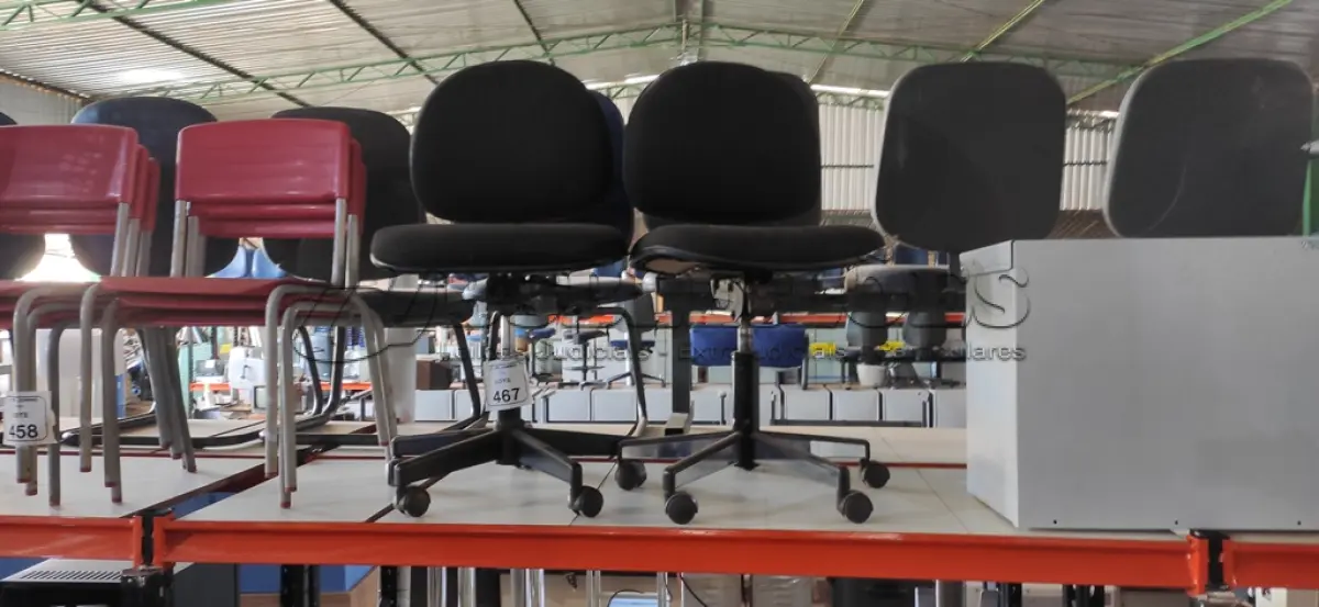 LOTE 467 - 02 CADEIRAS GIRATÓRIAS PARA ESCRITÓRIO. (NO ESTADO) ATENÇÃO! FAZER A VISITAÇÃO ANTES DE ARREMATAR, NÃO SABEMOS SE FUNCIONA, LEILÃO NÃO TEM GARANTIA E NEM DEVOLUÇÃO, SUJEITO A POSSÍVEIS AVARIAS VISÍVEIS/OCULTAS E/OU AUSÊNCIA DE COMPONENTES.