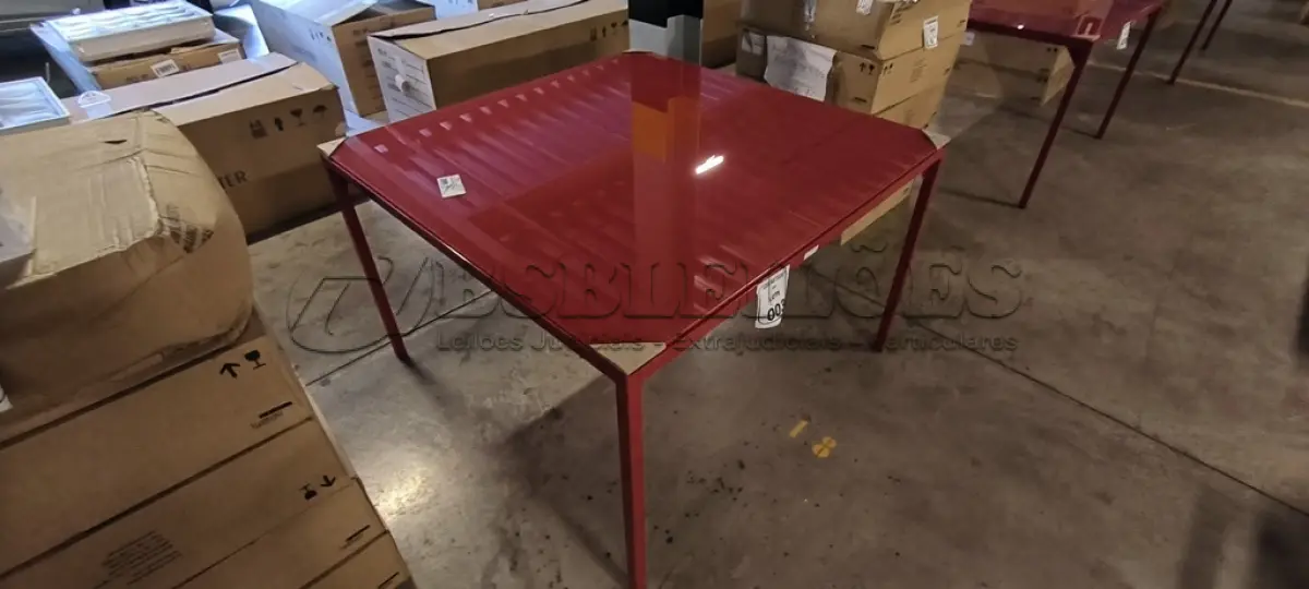 LOTE 003 - 01 MESA QUADRADA COM PINTURA EM VERMELHO COM  PÉS EM FERRO COM TAMPO EM CRISTAL INCOLOR 8MM NA COR VERMELHO. (NO ESTADO) ATENÇÃO! FAZER A VISITAÇÃO ANTES DE ARREMATAR, NÃO SABEMOS SE FUNCIONA, LEILÃO NÃO TEM GARANTIA E NEM DEVOLUÇÃO, SUJEITO A POSSÍVEIS AVARIAS VISÍVEIS/OCULTAS E/OU AUSÊNCIA DE COMPONENTES.