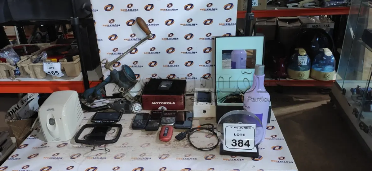 LOTE 384 - 07 CELULARES DE MARCAS E MODELOS DIVERSOS, 01 GPS MARCA TOMTOM, 01 MOEDOR DE GRÃOS, 01 ESTABILIZADOR E VÁRIOS ÓCULOS DE SOL. (NO ESTADO) ATENÇÃO! FAZER A VISITAÇÃO ANTES DE ARREMATAR, NÃO SABEMOS SE FUNCIONA, LEILÃO NÃO TEM GARANTIA E NEM DEVOLUÇÃO, SUJEITO A POSSÍVEIS AVARIAS VISÍVEIS/OCULTAS E/OU AUSÊNCIA DE COMPONENTES.