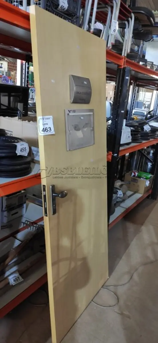 LOTE 463 - 01 PORTA EM MADEIRA 2,05X0,83. (NO ESTADO) ATENÇÃO! FAZER A VISITAÇÃO ANTES DE ARREMATAR, NÃO SABEMOS SE FUNCIONA, LEILÃO NÃO TEM GARANTIA E NEM DEVOLUÇÃO, SUJEITO A POSSÍVEIS AVARIAS VISÍVEIS/OCULTAS E/OU AUSÊNCIA DE COMPONENTES.