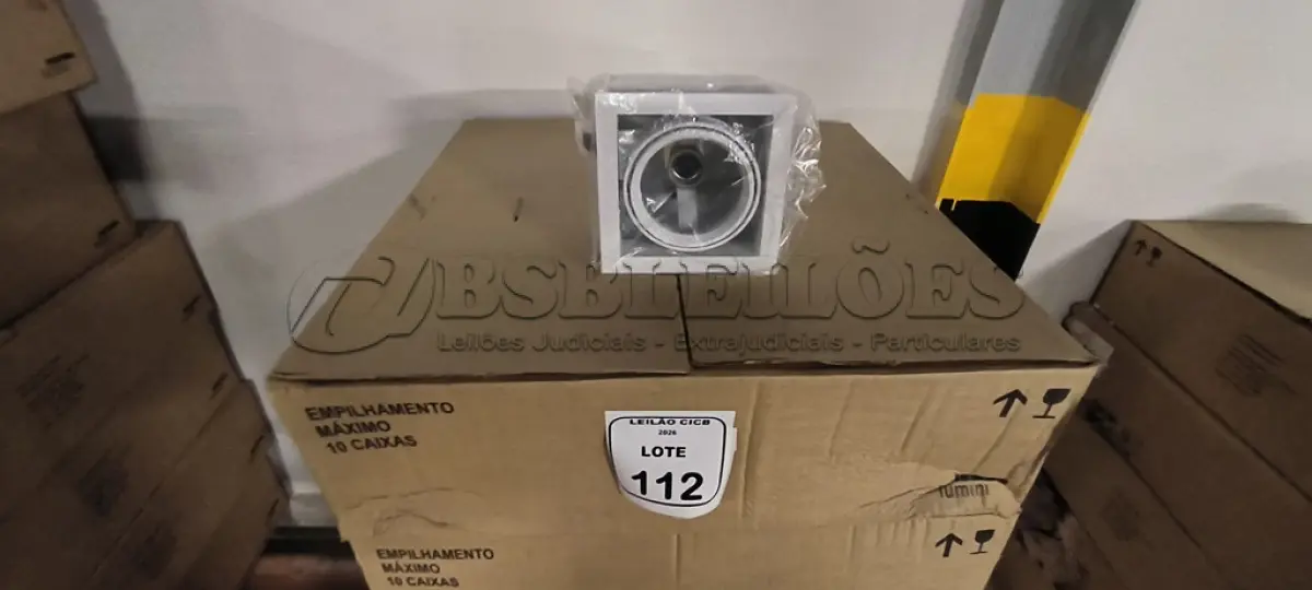 LOTE 112 - 06 CAIXAS COM 09 LUMINÁRIAS SPOT DE EMBUTIR QUADRADO FOCUS 30 A BRANCO FOSCO. (NO ESTADO) ATENÇÃO! FAZER A VISITAÇÃO ANTES DE ARREMATAR, NÃO SABEMOS SE FUNCIONA, LEILÃO NÃO TEM GARANTIA E NEM DEVOLUÇÃO, SUJEITO A POSSÍVEIS AVARIAS VISÍVEIS/OCULTAS E/OU AUSÊNCIA DE COMPONENTES.