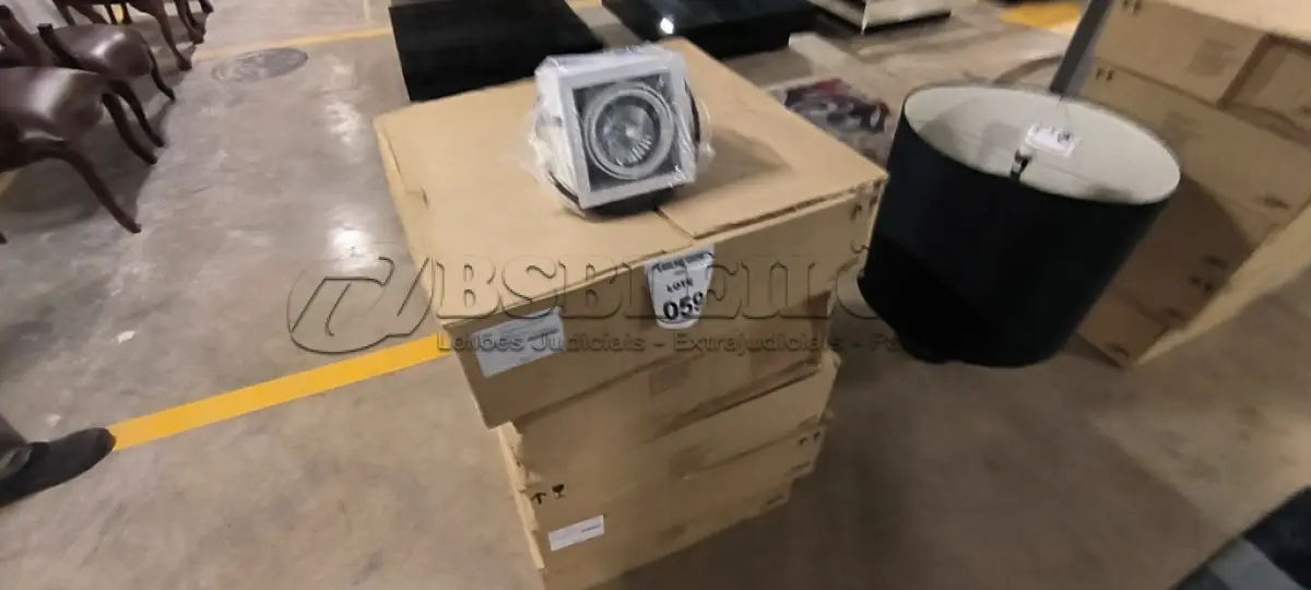 LOTE 059 - 05 CAIXAS COM 09 LUMINÁRIAS SPOT DE EMBUTIR QUADRADO FOCUS 30 A BRANCO FOSCO.  (NO ESTADO) ATENÇÃO! FAZER A VISITAÇÃO ANTES DE ARREMATAR, NÃO SABEMOS SE FUNCIONA, LEILÃO NÃO TEM GARANTIA E NEM DEVOLUÇÃO, SUJEITO A POSSÍVEIS AVARIAS VISÍVEIS/OCULTAS E/OU AUSÊNCIA DE COMPONENTES.