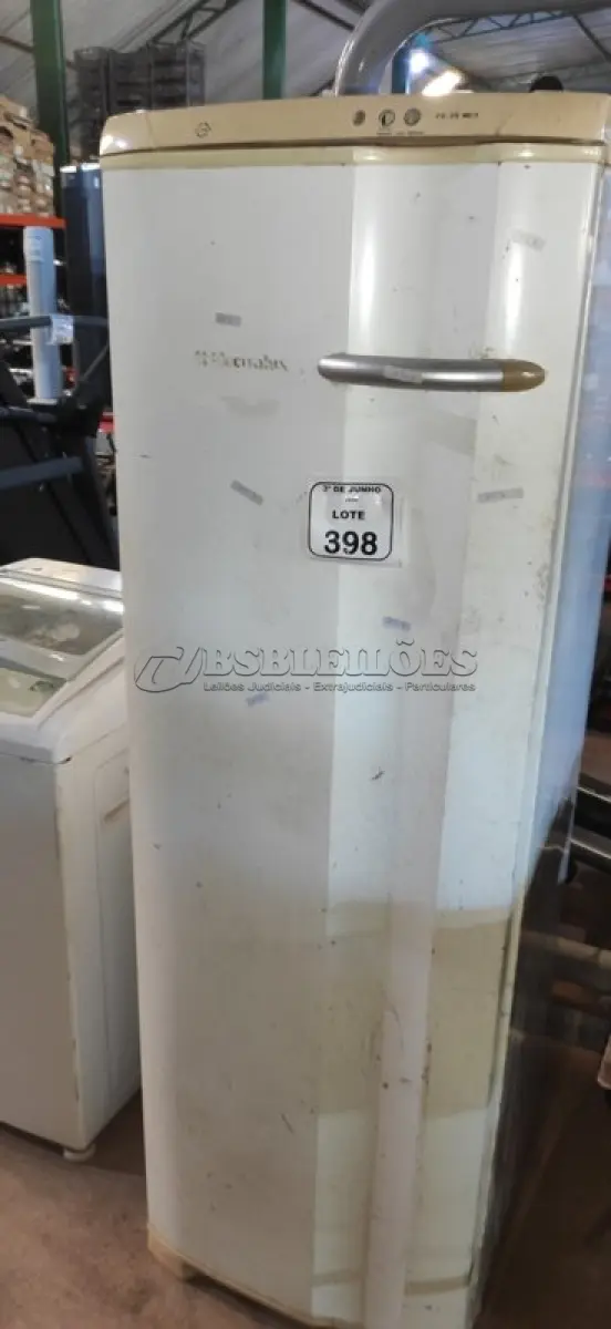 LOTE 398 - 01 FREEZER MODELO FE 26 220V 203L MARCA ELECTROLUX. (NO ESTADO) ATENÇÃO! FAZER A VISITAÇÃO ANTES DE ARREMATAR, NÃO SABEMOS SE FUNCIONA, LEILÃO NÃO TEM GARANTIA E NEM DEVOLUÇÃO, SUJEITO A POSSÍVEIS AVARIAS VISÍVEIS/OCULTAS E/OU AUSÊNCIA DE COMPONENTES.