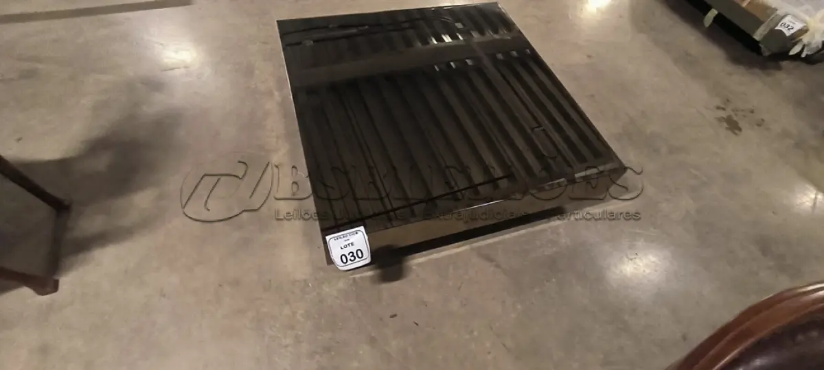 LOTE 030 - 01 MESA DE CENTRO QUADRADA ESPELHADA.  (NO ESTADO) ATENÇÃO! FAZER A VISITAÇÃO ANTES DE ARREMATAR, NÃO SABEMOS SE FUNCIONA, LEILÃO NÃO TEM GARANTIA E NEM DEVOLUÇÃO, SUJEITO A POSSÍVEIS AVARIAS VISÍVEIS/OCULTAS E/OU AUSÊNCIA DE COMPONENTES.