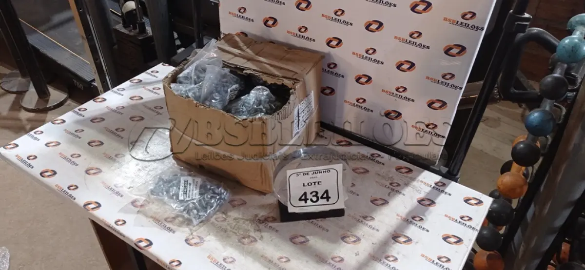 LOTE 434 - 01 CAIXA COM PARAFUSOS SEXTAVADOS AUTO BROCANTE 5.5X25. (NO ESTADO) ATENÇÃO! FAZER A VISITAÇÃO ANTES DE ARREMATAR, NÃO SABEMOS SE FUNCIONA, LEILÃO NÃO TEM GARANTIA E NEM DEVOLUÇÃO, SUJEITO A POSSÍVEIS AVARIAS VISÍVEIS/OCULTAS E/OU AUSÊNCIA DE COMPONENTES.