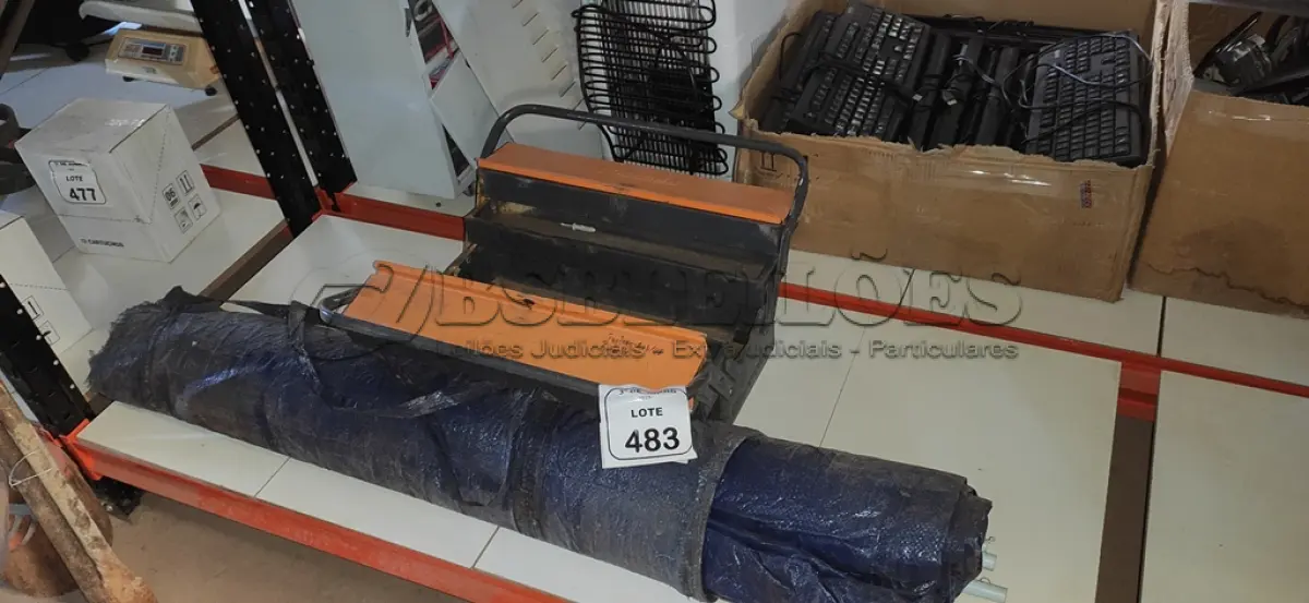 LOTE 483 - 01 TENDA DESMONTADA E 01 CAIXA DE FERRAMENTA. (NO ESTADO) ATENÇÃO! FAZER A VISITAÇÃO ANTES DE ARREMATAR, NÃO SABEMOS SE FUNCIONA, LEILÃO NÃO TEM GARANTIA E NEM DEVOLUÇÃO, SUJEITO A POSSÍVEIS AVARIAS VISÍVEIS/OCULTAS E/OU AUSÊNCIA DE COMPONENTES.