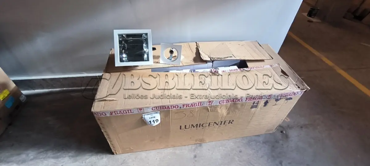 LOTE 119 - 58 LUMINÁRIAS DE EMBUTIR. (NO ESTADO) ATENÇÃO! FAZER A VISITAÇÃO ANTES DE ARREMATAR, NÃO SABEMOS SE FUNCIONA, LEILÃO NÃO TEM GARANTIA E NEM DEVOLUÇÃO, SUJEITO A POSSÍVEIS AVARIAS VISÍVEIS/OCULTAS E/OU AUSÊNCIA DE COMPONENTES.