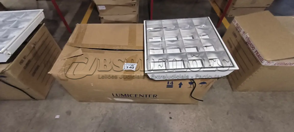 LOTE 140 - 07 LUMINÁRIAS DE EMBUTIR PARA LÂMPADAS COM REATORES. (NO ESTADO) ATENÇÃO! FAZER A VISITAÇÃO ANTES DE ARREMATAR, NÃO SABEMOS SE FUNCIONA, LEILÃO NÃO TEM GARANTIA E NEM DEVOLUÇÃO, SUJEITO A POSSÍVEIS AVARIAS VISÍVEIS/OCULTAS E/OU AUSÊNCIA DE COMPONENTES.