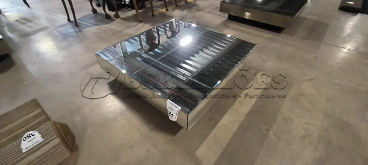 LOTE 081 - 01 MESA DE CENTRO QUADRADA ESPELHADA.  (NO ESTADO) ATENÇÃO! FAZER A VISITAÇÃO ANTES DE ARREMATAR, NÃO SABEMOS SE FUNCIONA, LEILÃO NÃO TEM GARANTIA E NEM DEVOLUÇÃO, SUJEITO A POSSÍVEIS AVARIAS VISÍVEIS/OCULTAS E/OU AUSÊNCIA DE COMPONENTES.