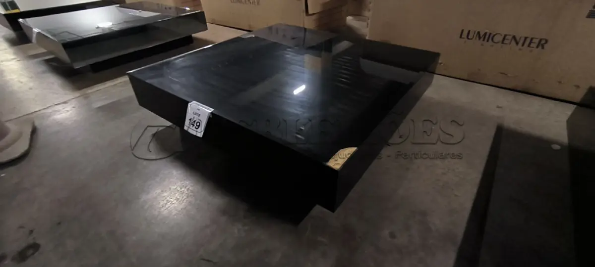 LOTE 150 - 01 MESA DE CENTRO QUADRADA ESPELHADA ESCURA.  (NO ESTADO) ATENÇÃO! FAZER A VISITAÇÃO ANTES DE ARREMATAR, NÃO SABEMOS SE FUNCIONA, LEILÃO NÃO TEM GARANTIA E NEM DEVOLUÇÃO, SUJEITO A POSSÍVEIS AVARIAS VISÍVEIS/OCULTAS E/OU AUSÊNCIA DE COMPONENTES.