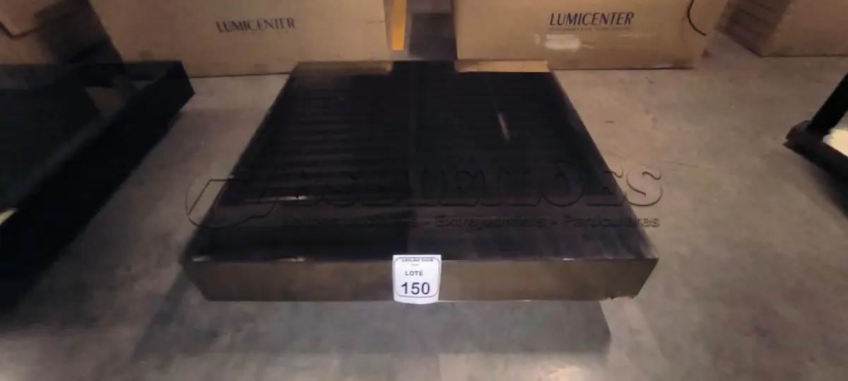 LOTE 150 - 01 MESA DE CENTRO QUADRADA ESPELHADA ESCURA.  (NO ESTADO) ATENÇÃO! FAZER A VISITAÇÃO ANTES DE ARREMATAR, NÃO SABEMOS SE FUNCIONA, LEILÃO NÃO TEM GARANTIA E NEM DEVOLUÇÃO, SUJEITO A POSSÍVEIS AVARIAS VISÍVEIS/OCULTAS E/OU AUSÊNCIA DE COMPONENTES.