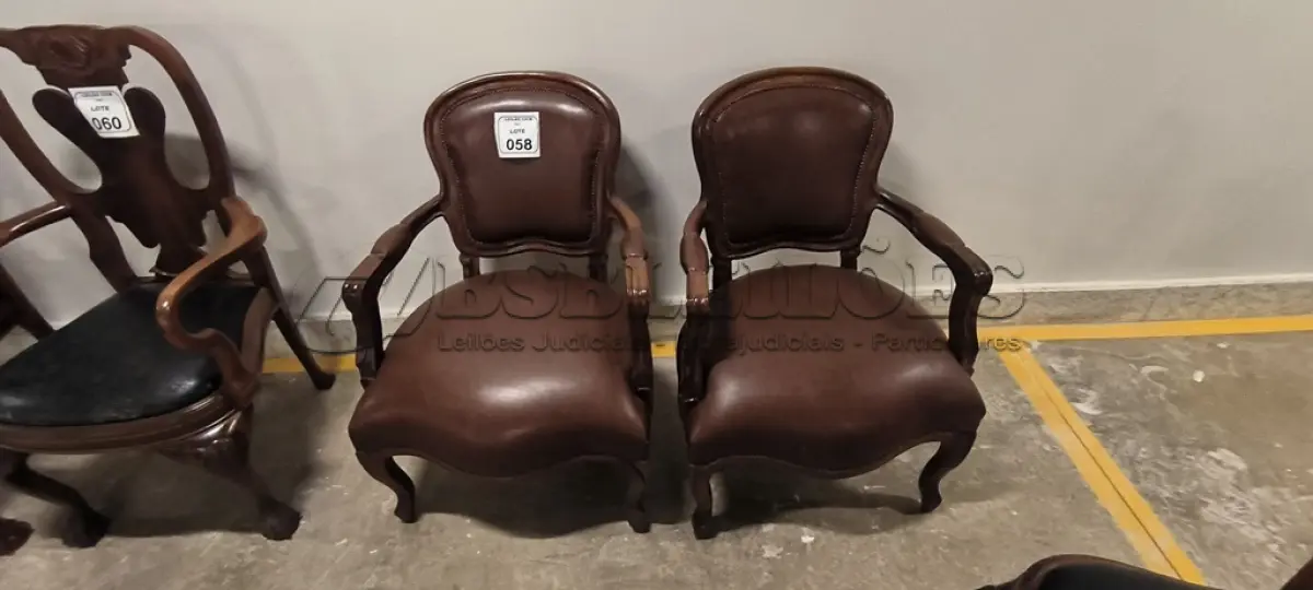 LOTE 058 - 02 CADEIRAS EM MADEIRA ESTILO LUIS XV, COM ASSENTOS EM COURO NA COR MARROM E DETALHE DE TACHAS NA BORDA DO ENCOSTO. (NO ESTADO) ATENÇÃO! FAZER A VISITAÇÃO ANTES DE ARREMATAR, NÃO SABEMOS SE FUNCIONA, LEILÃO NÃO TEM GARANTIA E NEM DEVOLUÇÃO, SUJEITO A POSSÍVEIS AVARIAS VISÍVEIS/OCULTAS E/OU AUSÊNCIA DE COMPONENTES.