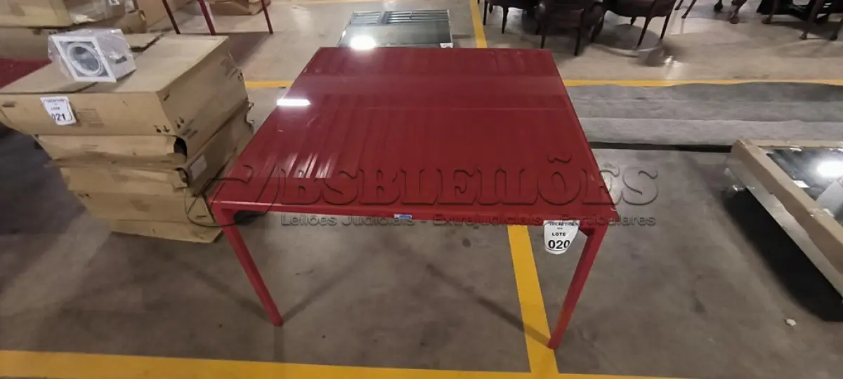 LOTE 020 - 01 MESA QUADRADA COM PINTURA EM VERMELHO COM  PÉS EM FERRO COM TAMPO EM CRISTAL INCOLOR 8MM NA COR VERMELHO. (NO ESTADO) ATENÇÃO! FAZER A VISITAÇÃO ANTES DE ARREMATAR, NÃO SABEMOS SE FUNCIONA, LEILÃO NÃO TEM GARANTIA E NEM DEVOLUÇÃO, SUJEITO A POSSÍVEIS AVARIAS VISÍVEIS/OCULTAS E/OU AUSÊNCIA DE COMPONENTES.