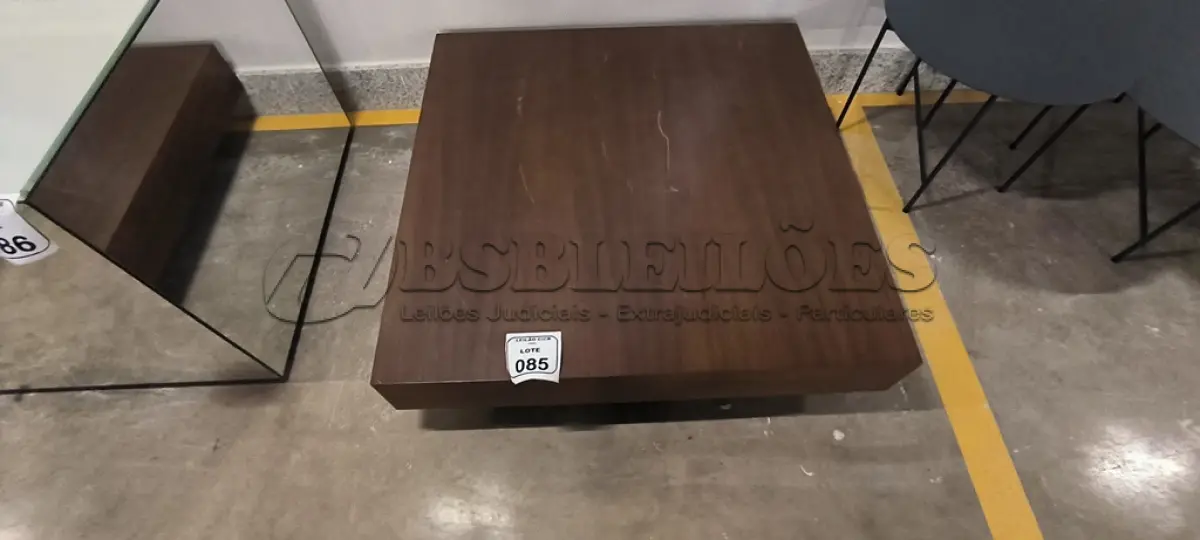 LOTE 085 - 01 MESA DE CENTRO RETANGULAR EM MADEIRA.  (NO ESTADO) ATENÇÃO! FAZER A VISITAÇÃO ANTES DE ARREMATAR, NÃO SABEMOS SE FUNCIONA, LEILÃO NÃO TEM GARANTIA E NEM DEVOLUÇÃO, SUJEITO A POSSÍVEIS AVARIAS VISÍVEIS/OCULTAS E/OU AUSÊNCIA DE COMPONENTES.